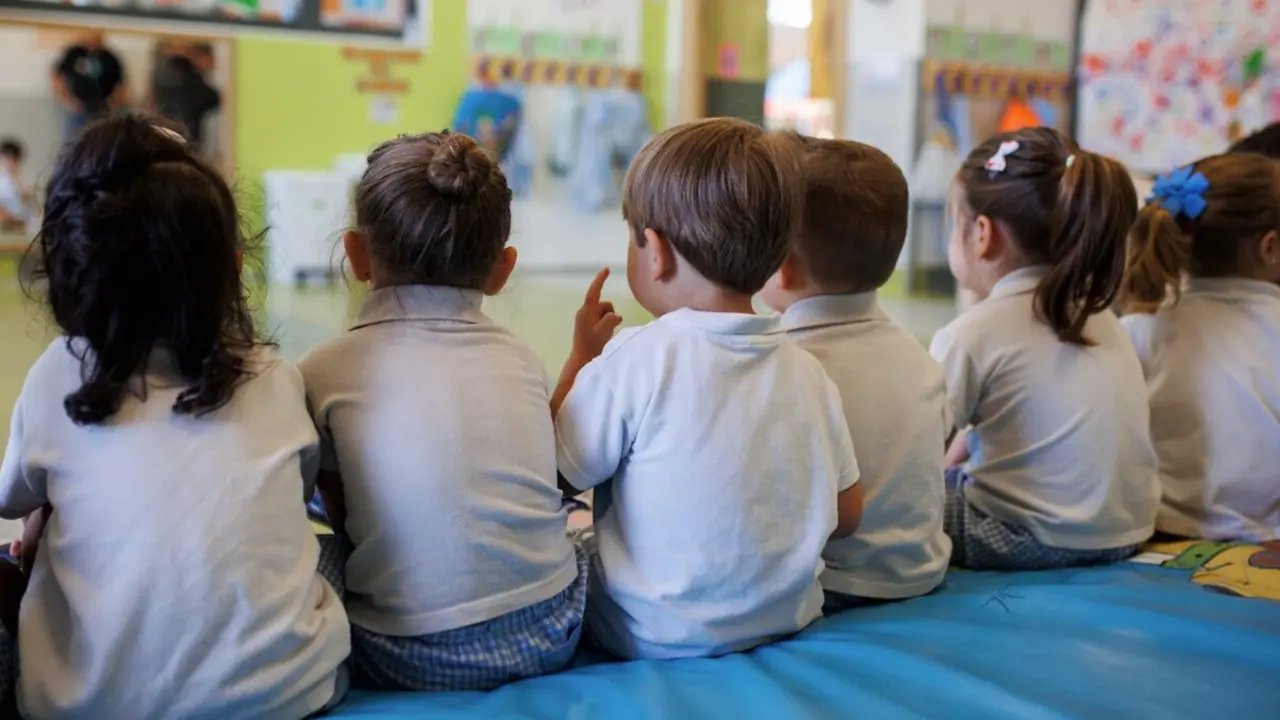 Varios ni&ntilde;os en un aula. / EP