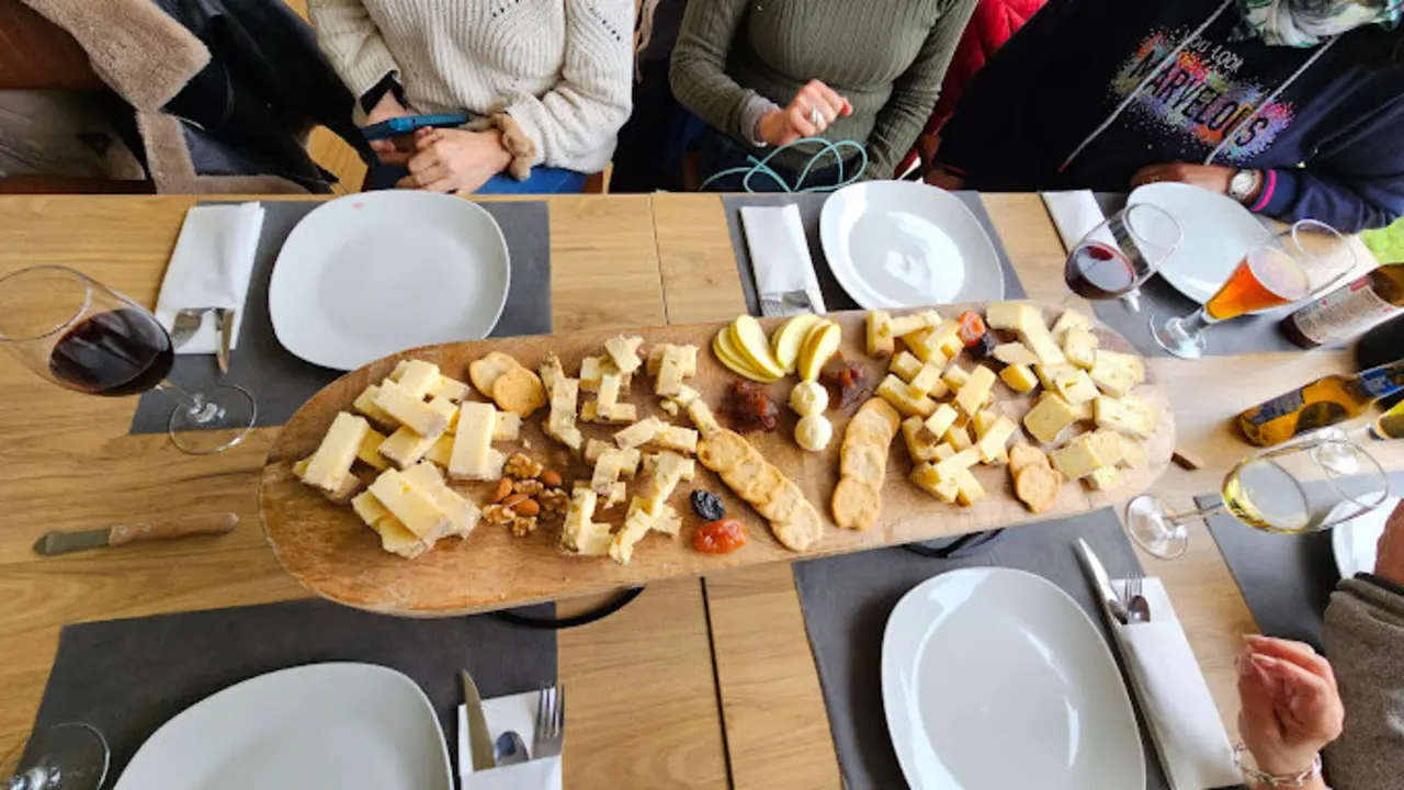 Una cata de quesos en la f&aacute;brica c&aacute;ntabra. / A.E