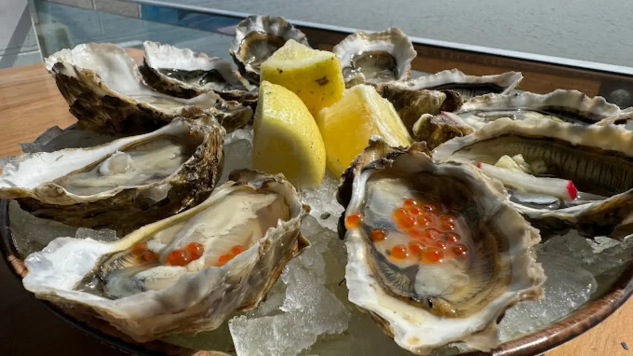 Un plato de ostras del restaurante con las vistas de fondo. / A.E