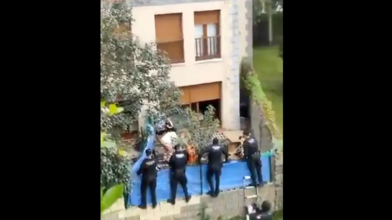 Momento de la intervenci&oacute;n de la Guardia Civil. / X
