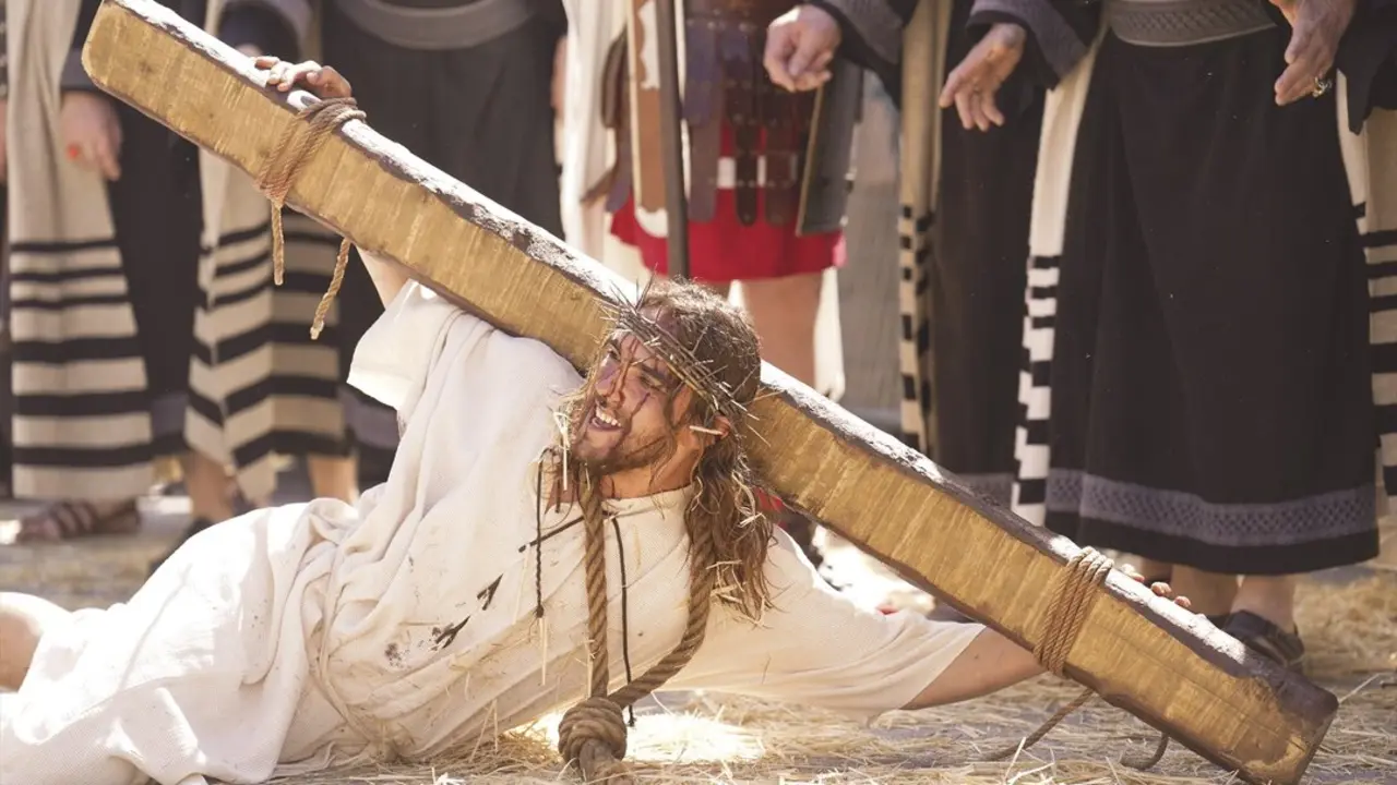 Un vecino interpreta a Jes&uacute;s durante la representaci&oacute;n de la Pasi&oacute;n Viviente. / H. Bilbao
