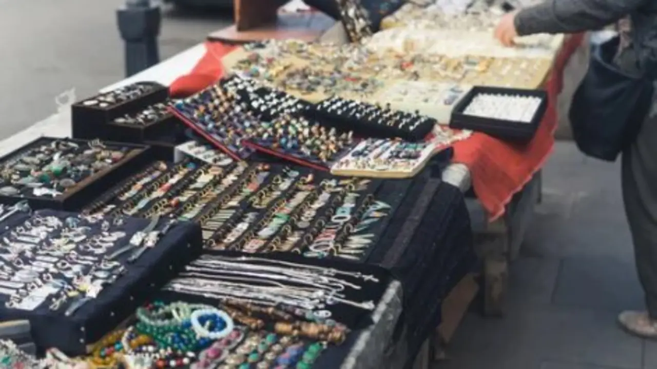 Un puesto de un mercadillo con varias joyas. / A.S.