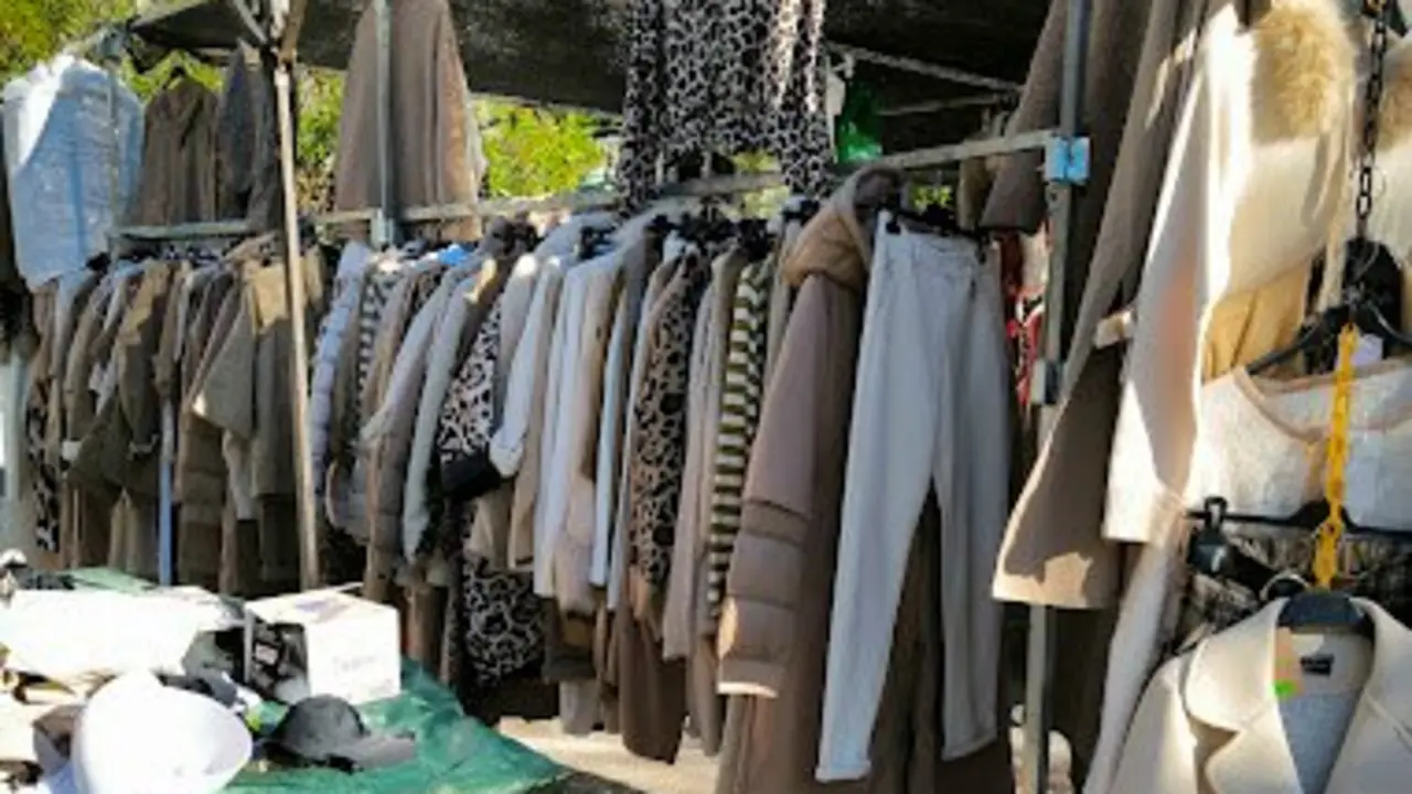 Varios de los productos en venta en el mercadillo. / A.E