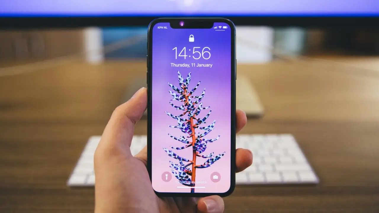 Una persona con un Iphone en la mano. / A.E