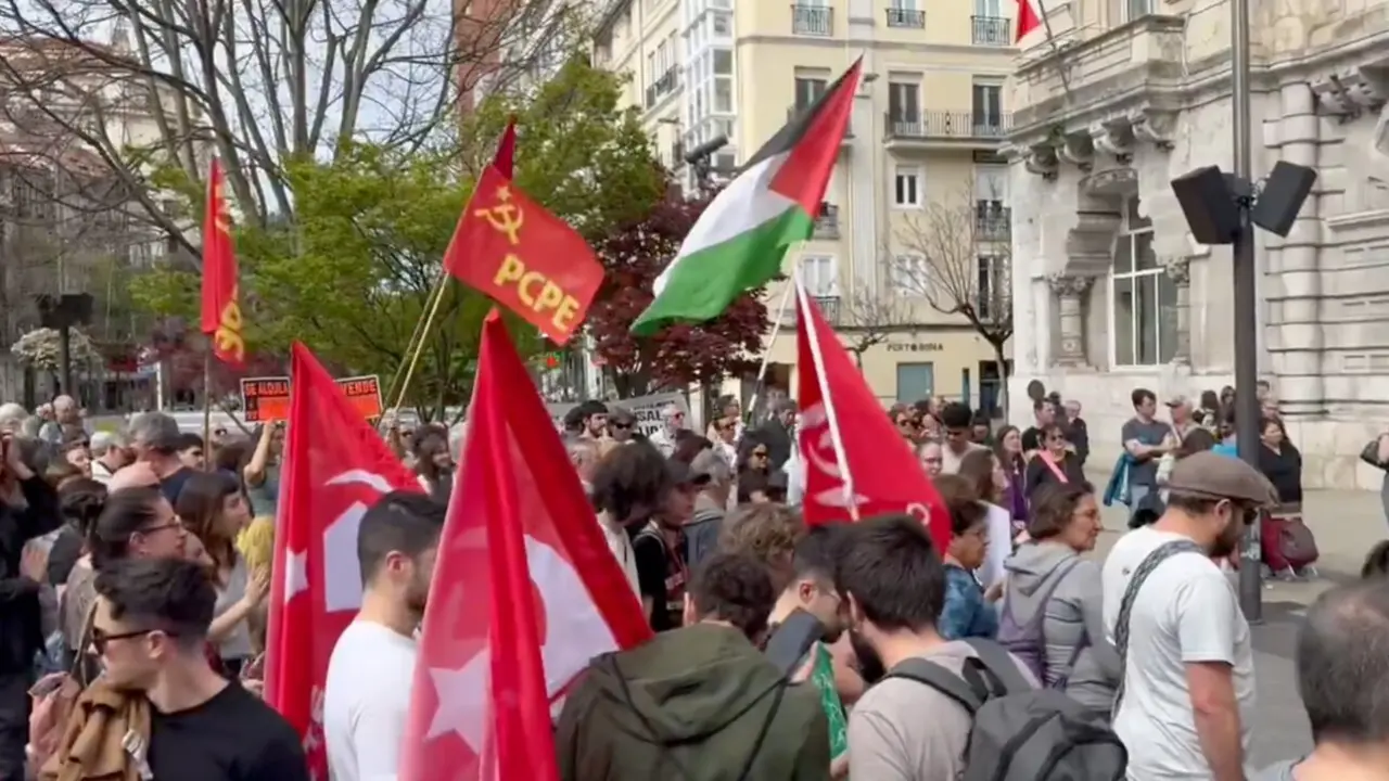 Manifestantes frente al Ayuntamiento de Santander exhiben banderas del PCPE y otros s&iacute;mbolos ideol&oacute;gicos.