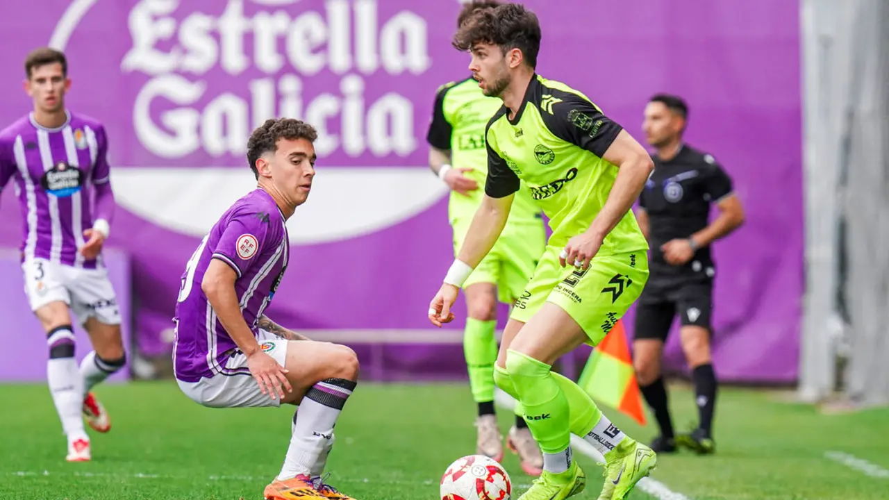Partido disputado entre Valladolid Promesas y Laredo. / Valladolid P
