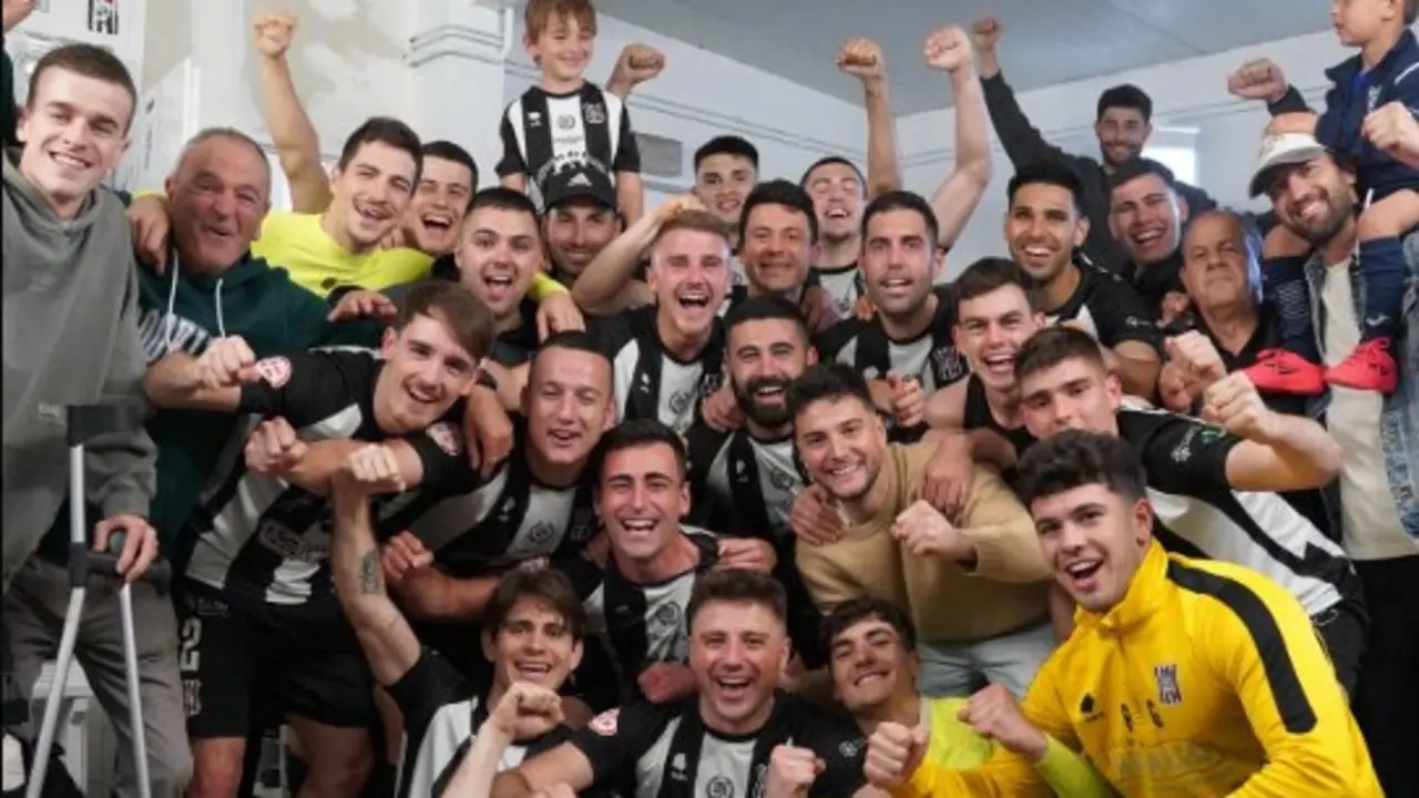 Los jugadores del Escobedo celebran la victoria. / Escobedo
