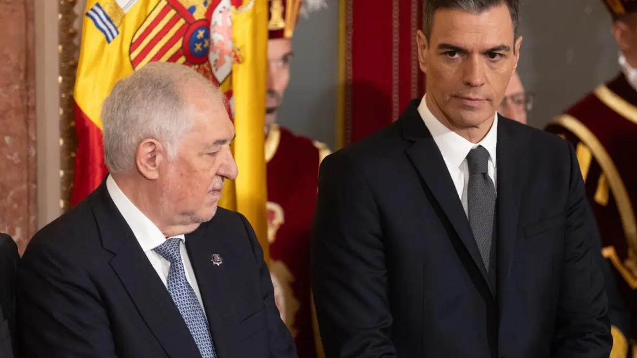 El presidente del Tribunal Constitucional, C&aacute;ndido Conde-Pumpido (i), y el presidente del Gobierno, Pedro S&aacute;nchez (d), durante el acto de homenaje a la Constituci&oacute;n. / Eduardo Parra
