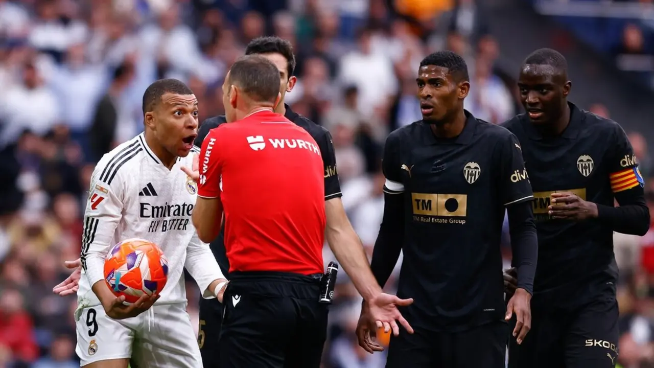 Mbapp&eacute; protesta una acci&oacute;n al &aacute;rbitro ante el Valencia. / EP