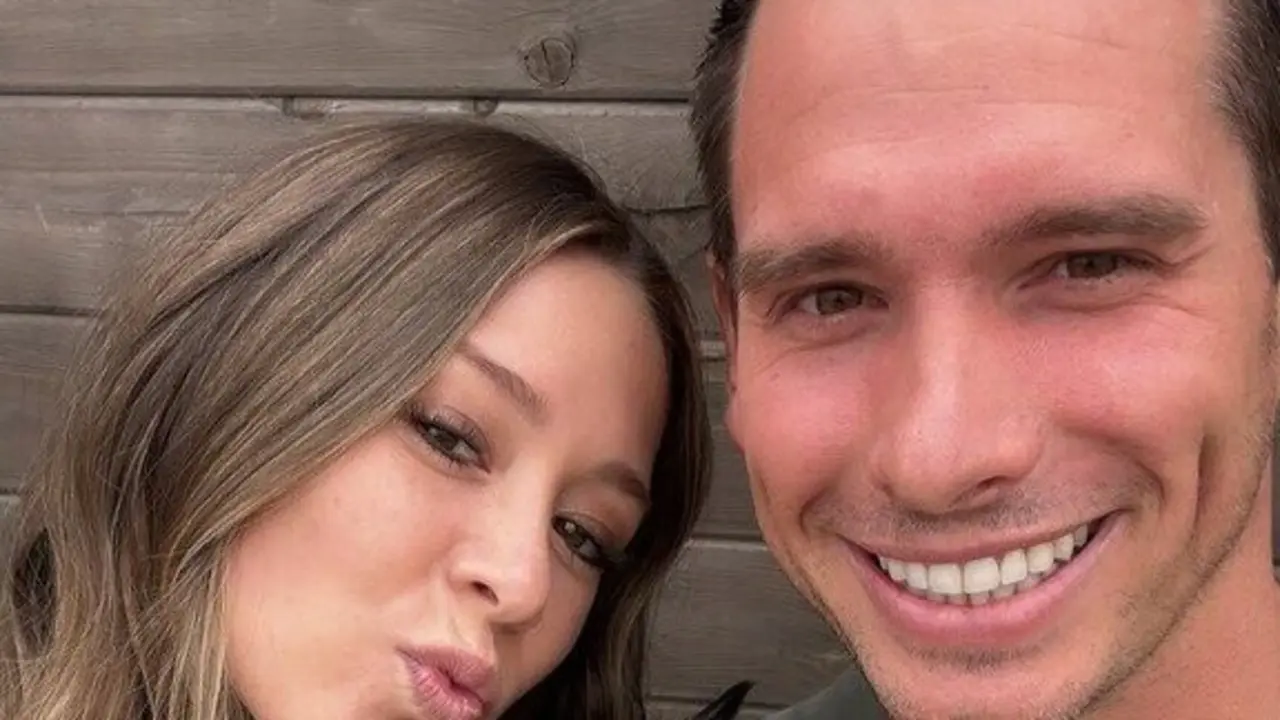 Hailey Marie Okula, conocida como Nurse Hailey en redes sociales, con su pareja. / RRSS
