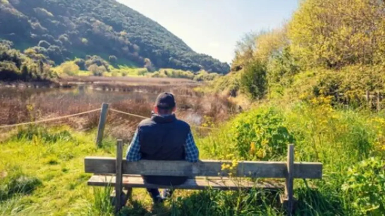 Un hombre disfruta de un d&iacute;a soleado sentado en el banco. / A.S.
