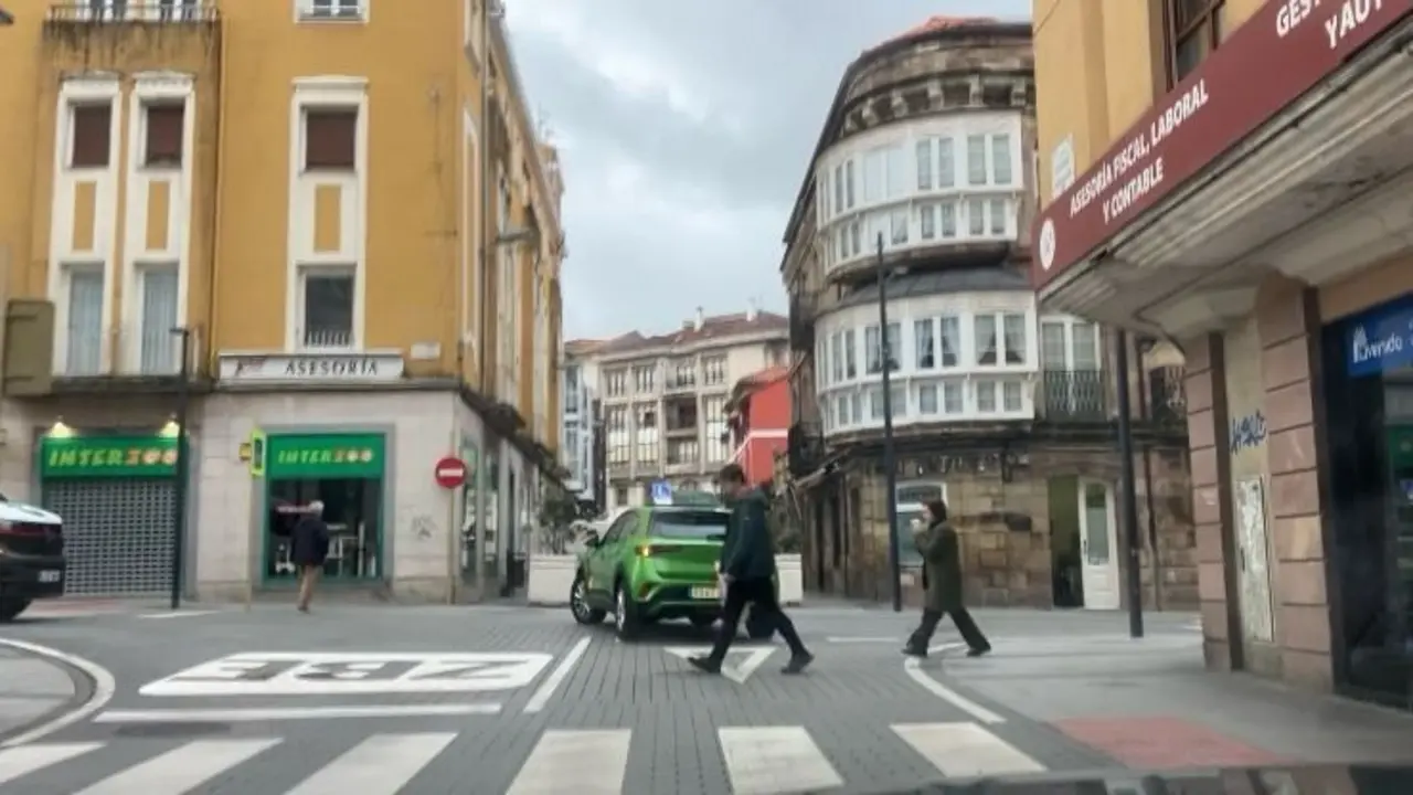 Una c&eacute;ntrica calle de Torrelavega, dentro del per&iacute;metro de la ZBE, completamente despejada en hora punta. / S.D.