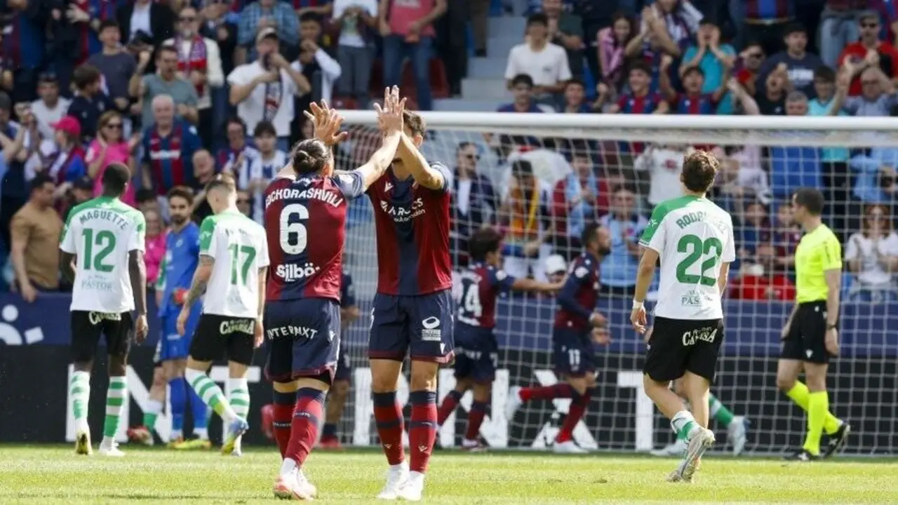 Los jugadores del Levante celebran uno de los goles ante el Racing. / L.H.