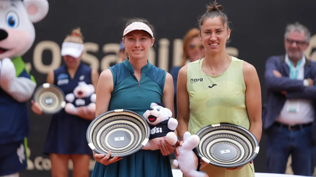 Bucsa y Sorribes reciben el premio tras ganar la final. / Copa Colsanitas