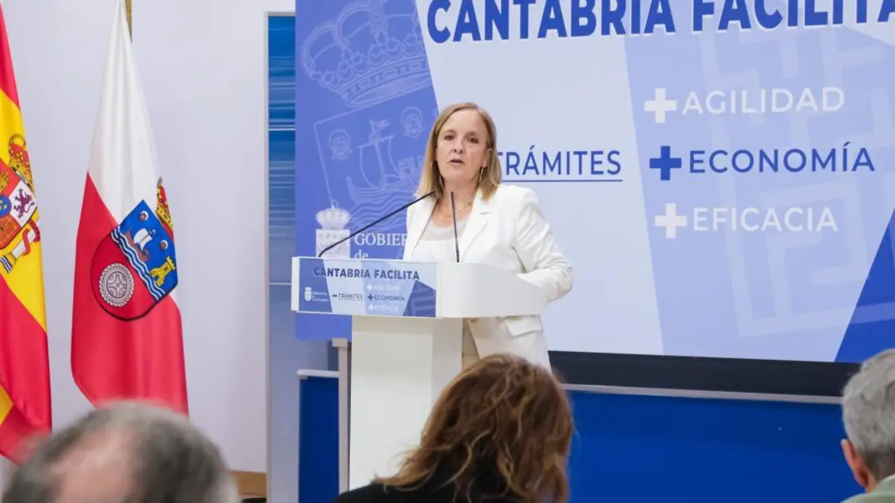 La consejera de Presidencia, Isabel Urrutia, en una rueda de prensa. / Archivo / Ra&uacute;l Lucio