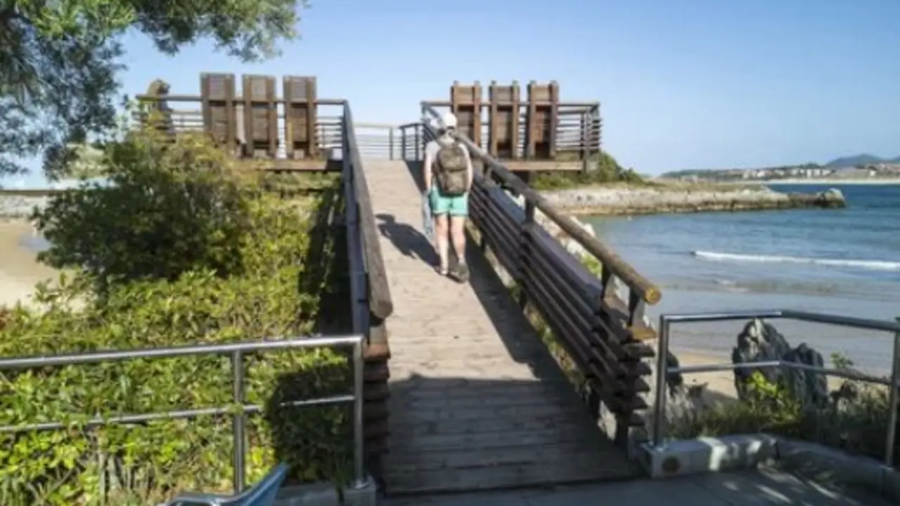Una persona caminando en un d&iacute;a soleado en Cantabria. / A.S.