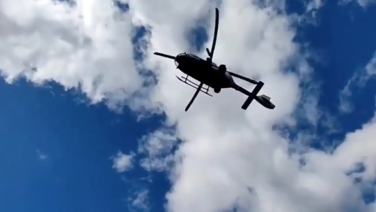 Un helic&oacute;ptero de rescate sobrevuela durante un operativo. / ALERTA / ARCHIVO