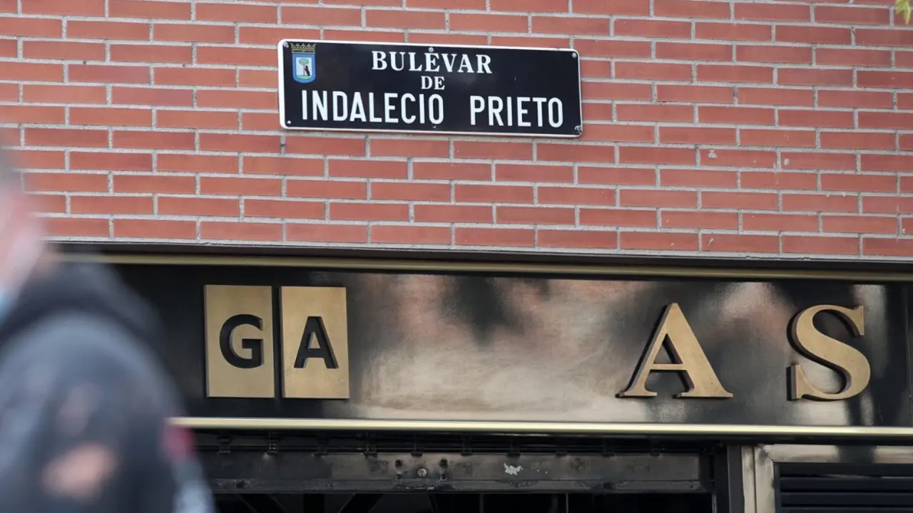 Placa del bulevar Indalecio Prieto: sombra de violencia y decisiones en el caos de la Guerra Civil