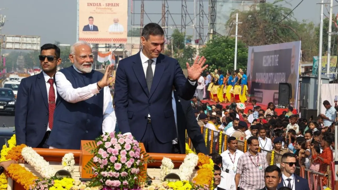 El presidente del Gobierno, Pedro S&aacute;nchez, junto al primer ministro indio, Narendra Modi, en un acto de bienvenida en la ciudad de Vadodara durante su visita oficial a La India, mientras la DANA azotaba Espa&ntilde;a con consecuencias tr&aacute;gicas.