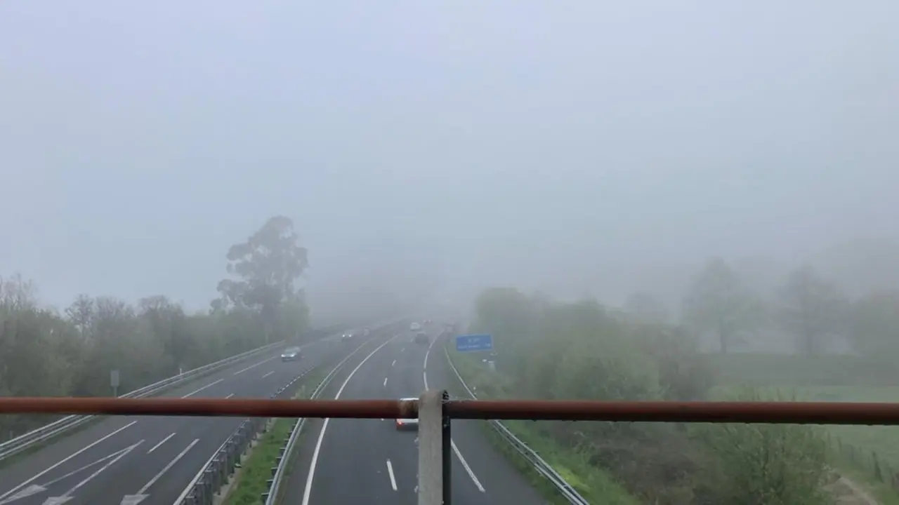 Tr&aacute;fico bajo niebla espesa esta ma&ntilde;ana en la autov&iacute;a A-67 en direcci&oacute;n a Santander, con visibilidad muy reducida a primera hora del d&iacute;a.