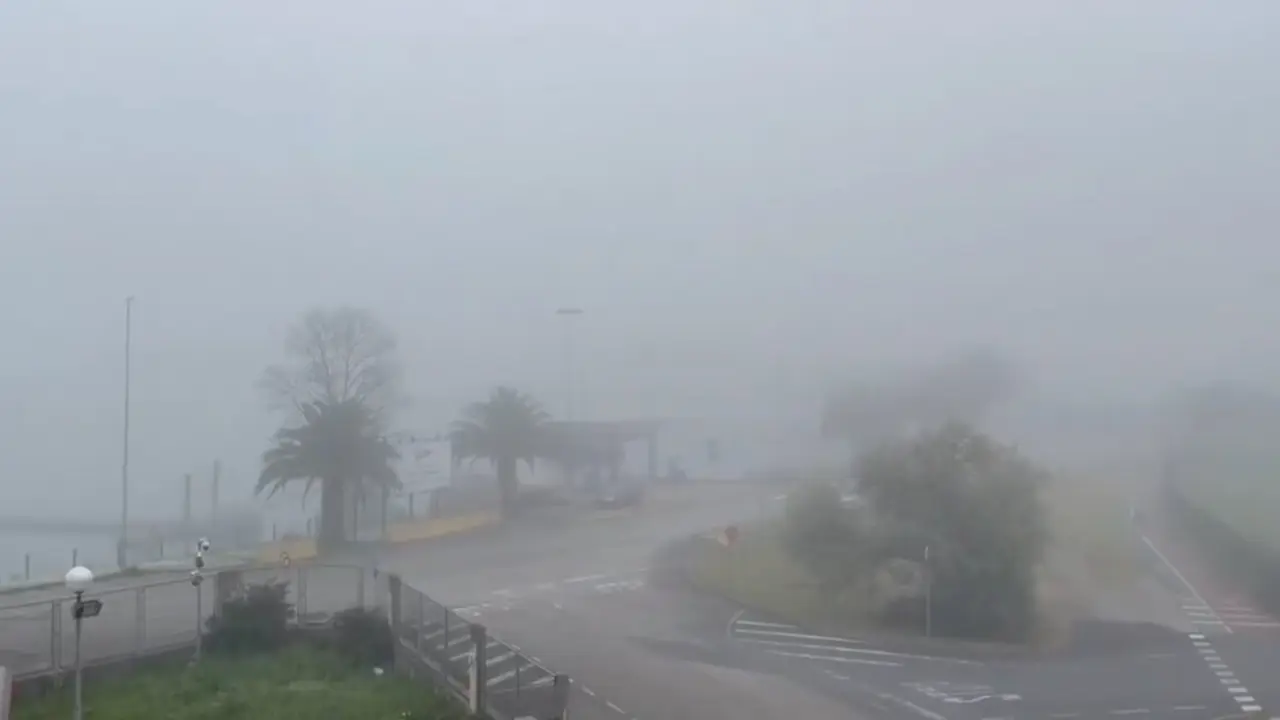 El espeso banco de niebla cubre los accesos al Aeropuerto Seve Ballesteros, obligando a cancelar y desviar varios vuelos durante la ma&ntilde;ana del martes en Cantabria.