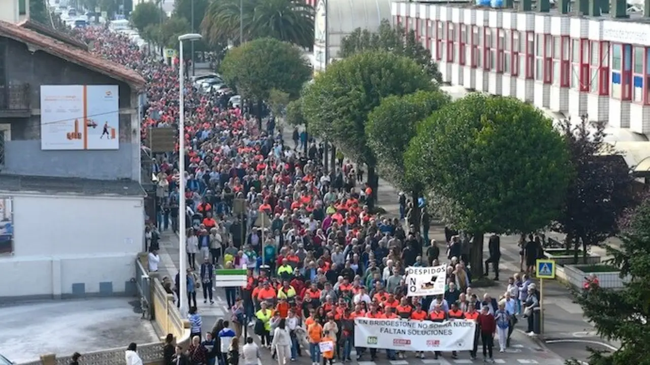 Decenas de personas durante la manifestaci&oacute;n de la plantilla de Bridgestone en la jornada de huelga por el ERE, a 8 de abril de 2025, en Reoc&iacute;n, Cantabria (Espa&ntilde;a). El primero de los tres d&iacute;as de huelga general convocados contra el despido colectivo de la mitad de las plantillas de las plantas de Bridgestone en Puente San Miguel y Basauri ha paralizado hoy la producci&oacute;n de ambas f&aacute;bricas tras la entrada del turno de ma&ntilde;ana. La manifestaci&oacute;n ha salido de la f&aacute;brica de Puente San Miguel, en Reoc&iacute;n, con destino a la calle Baldomero Iglesias de Torrelavega. La primera de las tres jornadas de huelga se desarrolla despu&eacute;s de que ayer lunes, Bridgestone entregara el informe en el que basa el despido colectivo de 211 trabajadores en su f&aacute;brica de Puente San Miguel y de otros 335 en la vizca&iacute;na de Basauri.

Nacho Cubero / Europa Press
08 ABRIL 2025;HUELGA;DESPIDO;BRIDGESTONE;RUEDAS;ERE
08/4/2025