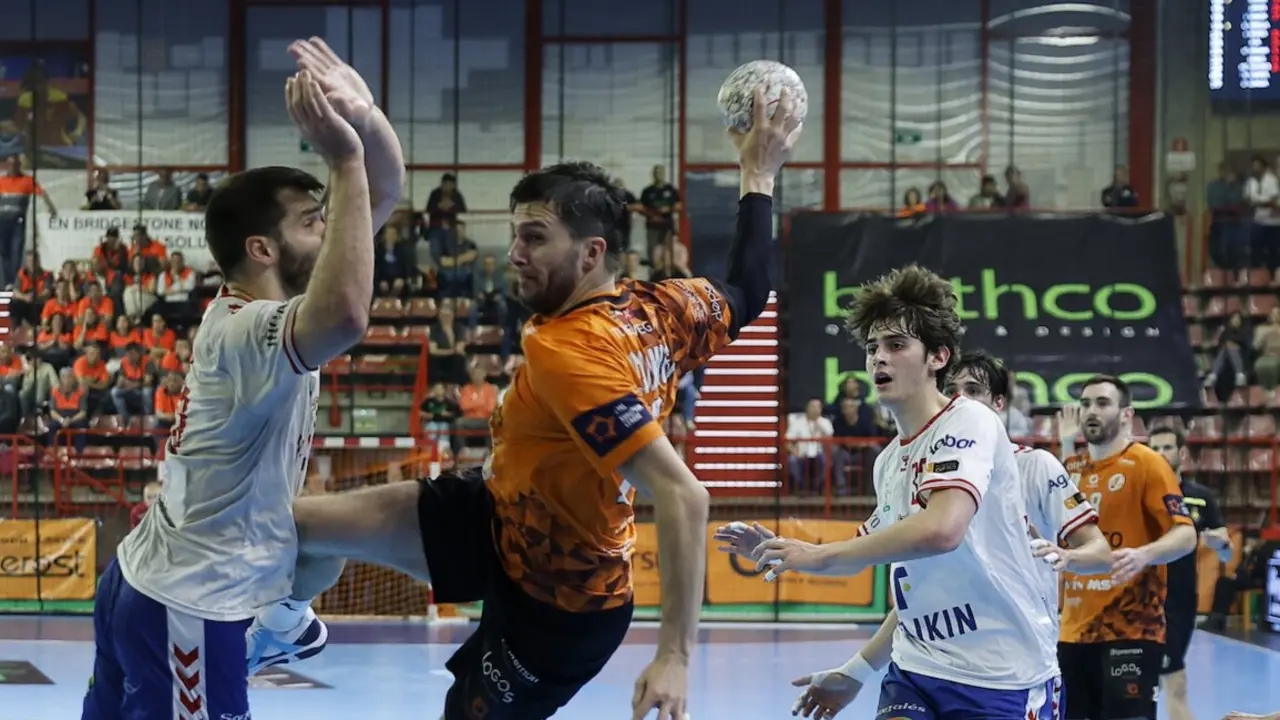 Un salto hacia la gloria. Un jugador del Torrelavega se eleva con determinaci&oacute;n entre la defensa del Granollers durante un duelo vibrante en el Vicente Trueba, que acab&oacute; con victoria c&aacute;ntabra y clasificaci&oacute;n para la Final a Ocho de la Copa del Rey.