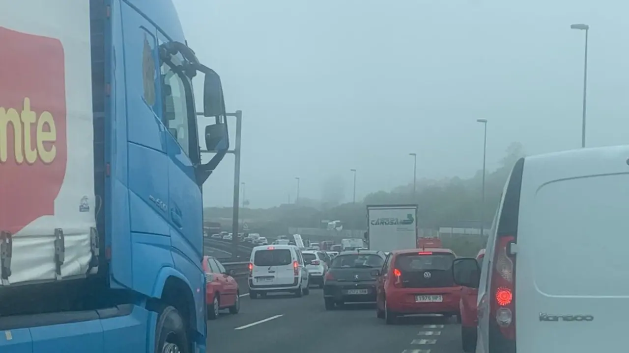 Los coches parados en la salida de Torrelavega, embotellados.