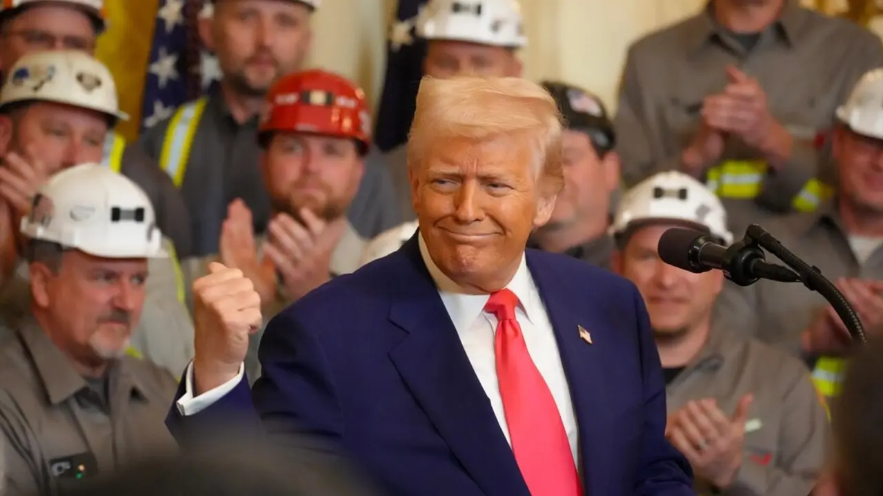 El presidente estadounidense, Donald Trump, posa rodeado de mineros de carb&oacute;n tras firmar una serie de &oacute;rdenes ejecutivas para permitir la construcci&oacute;n de m&aacute;s plantas de carb&oacute;n en la Casa Blanca. Foto: Andrew Leyden/ZUMA Press Wire/dpa

Firma: Andrew Leyden / ZUMA Press Wire / dp / DPA
