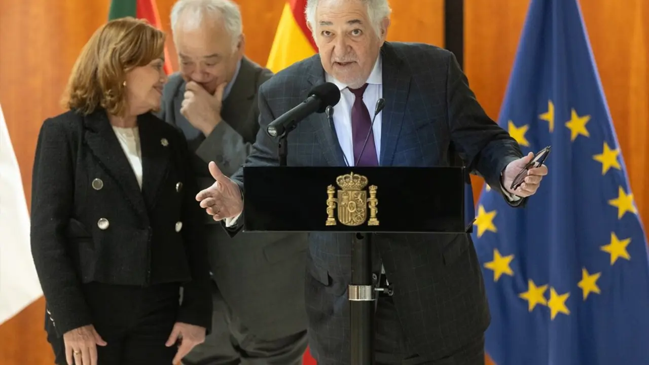 (I-D) La magistrada del Tribunal Constitucional, Inmaculada Montalb&aacute;n; el magistrado Ram&oacute;n S&aacute;ez; y el presidente del Tribunal Constitucional, C&aacute;ndido Conde-Pumpido. / Eduardo Parra
