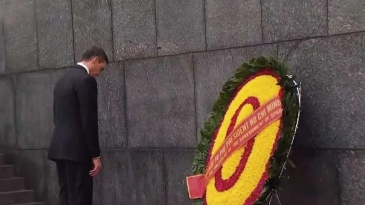 Pedro S&aacute;nchez ha rendido homenaje en Hanoi a Ho Chi Minh, l&iacute;der comunista responsable de una de las represiones m&aacute;s sangrientas del sudeste asi&aacute;tico en el siglo XX. Bajo su mandato, m&aacute;s de 100.000 personas fueron ejecutadas o murieron v&iacute;ctimas del aparato represivo del r&eacute;gimen.