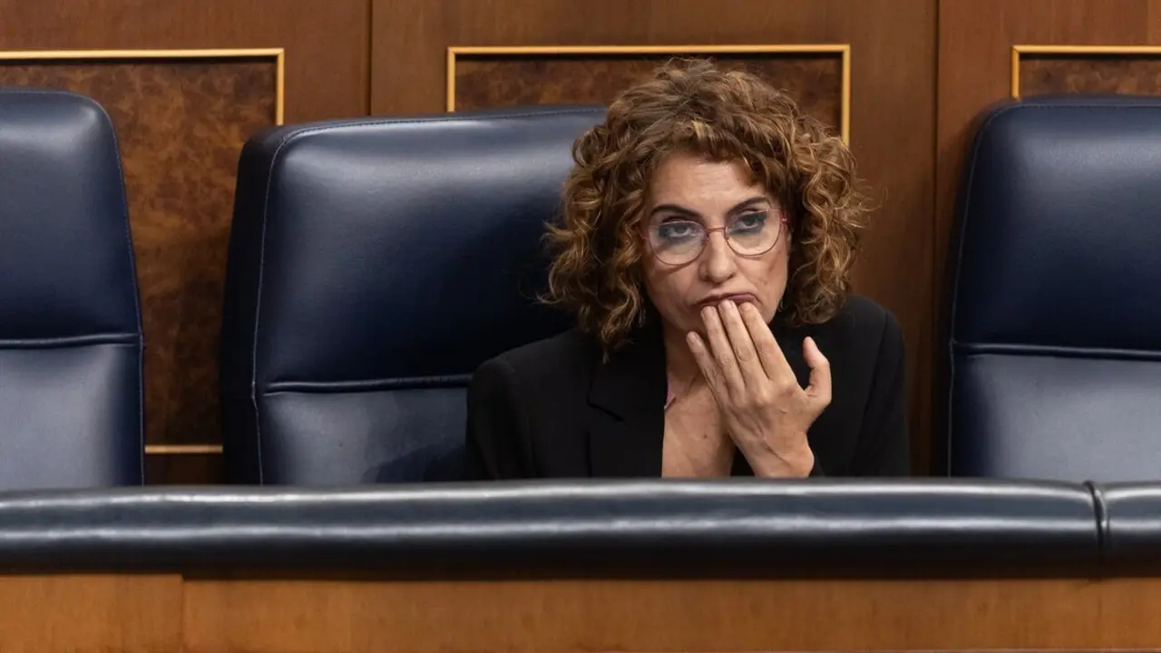 La vicepresidenta primera y ministra de Hacienda, Mar&iacute;a Jes&uacute;s Montero, durante una sesi&oacute;n de control al Gobierno. / Eduardo Parra