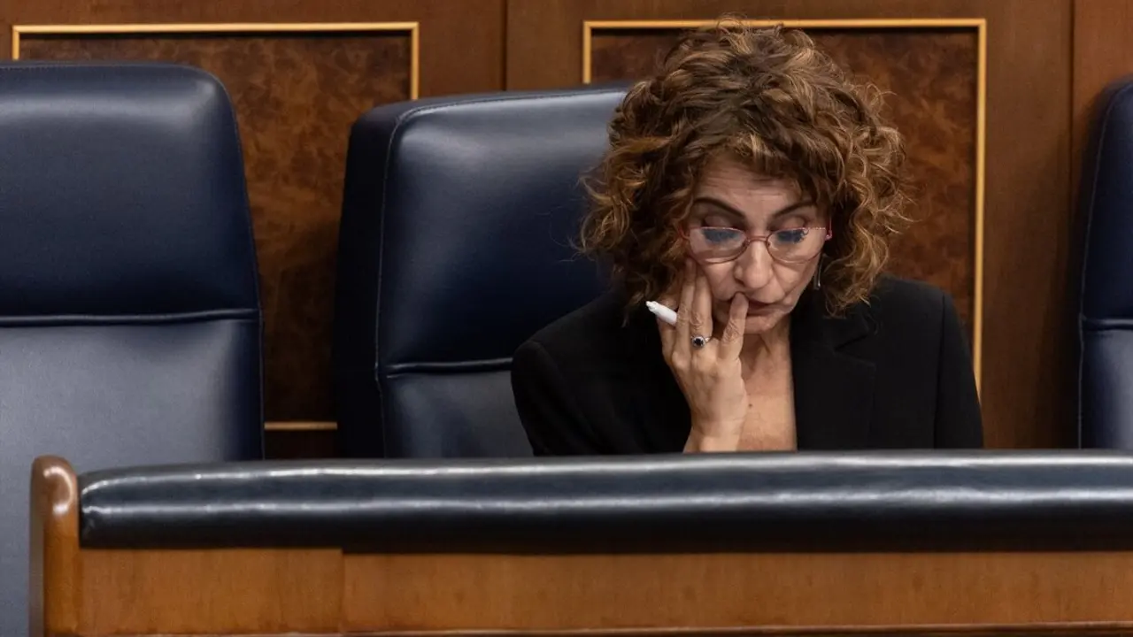La vicepresidenta primera y ministra de Hacienda, Mar&iacute;a Jes&uacute;s Montero, durante una sesi&oacute;n de control al Gobierno. / Eduardo Parra