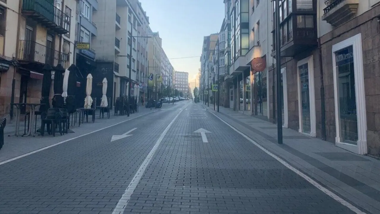 Calle Juli&aacute;n Ceballos tras su remodelaci&oacute;n. / A.E.