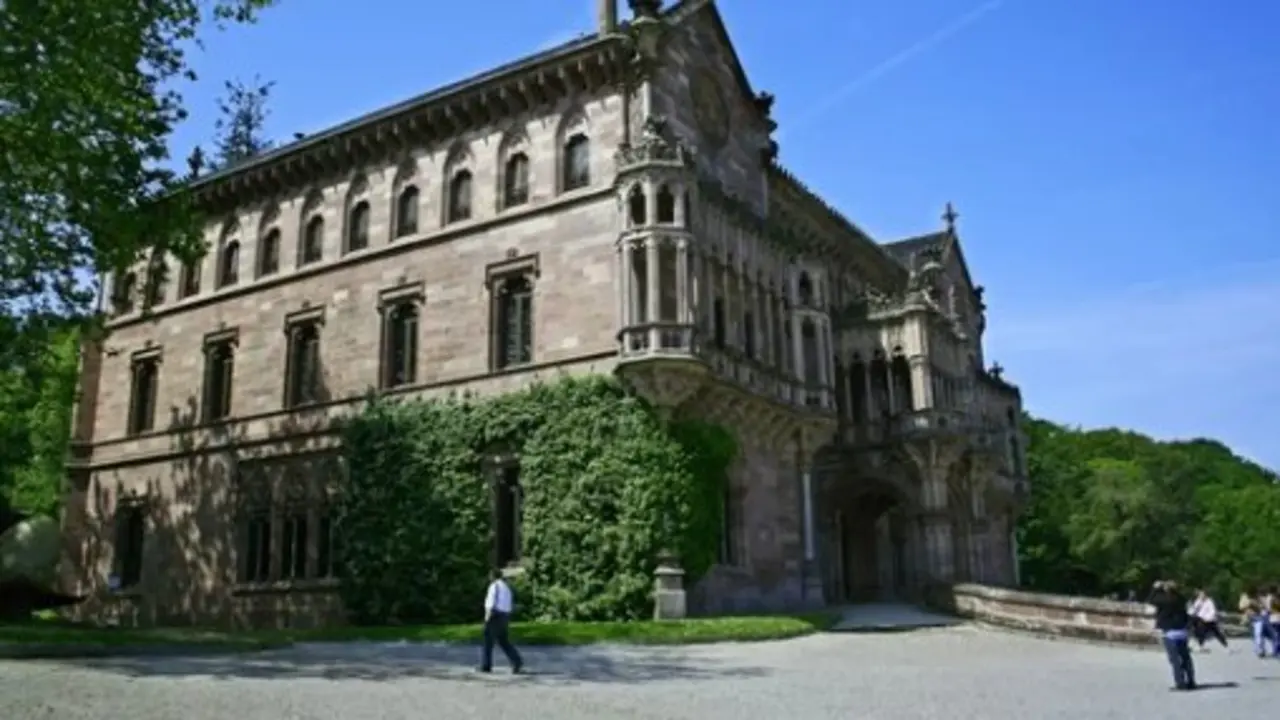 Varias personas paseando junto al Palacio de Sobrellano. / A.S.