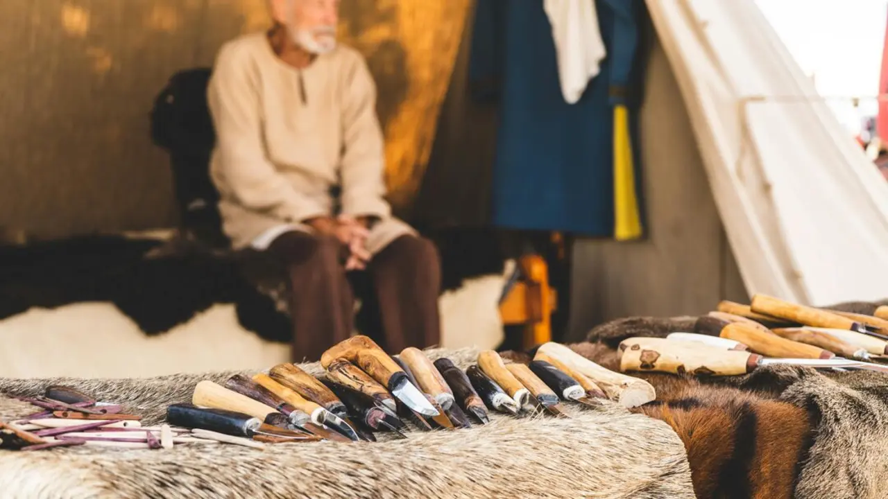 Una persona vendiendo artesanias. / A.E