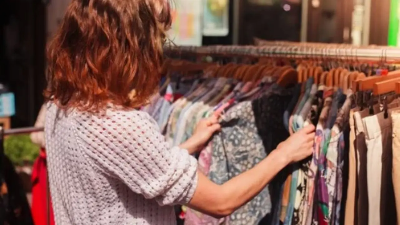 Una persona compra en un mercadillo. / A.S.P