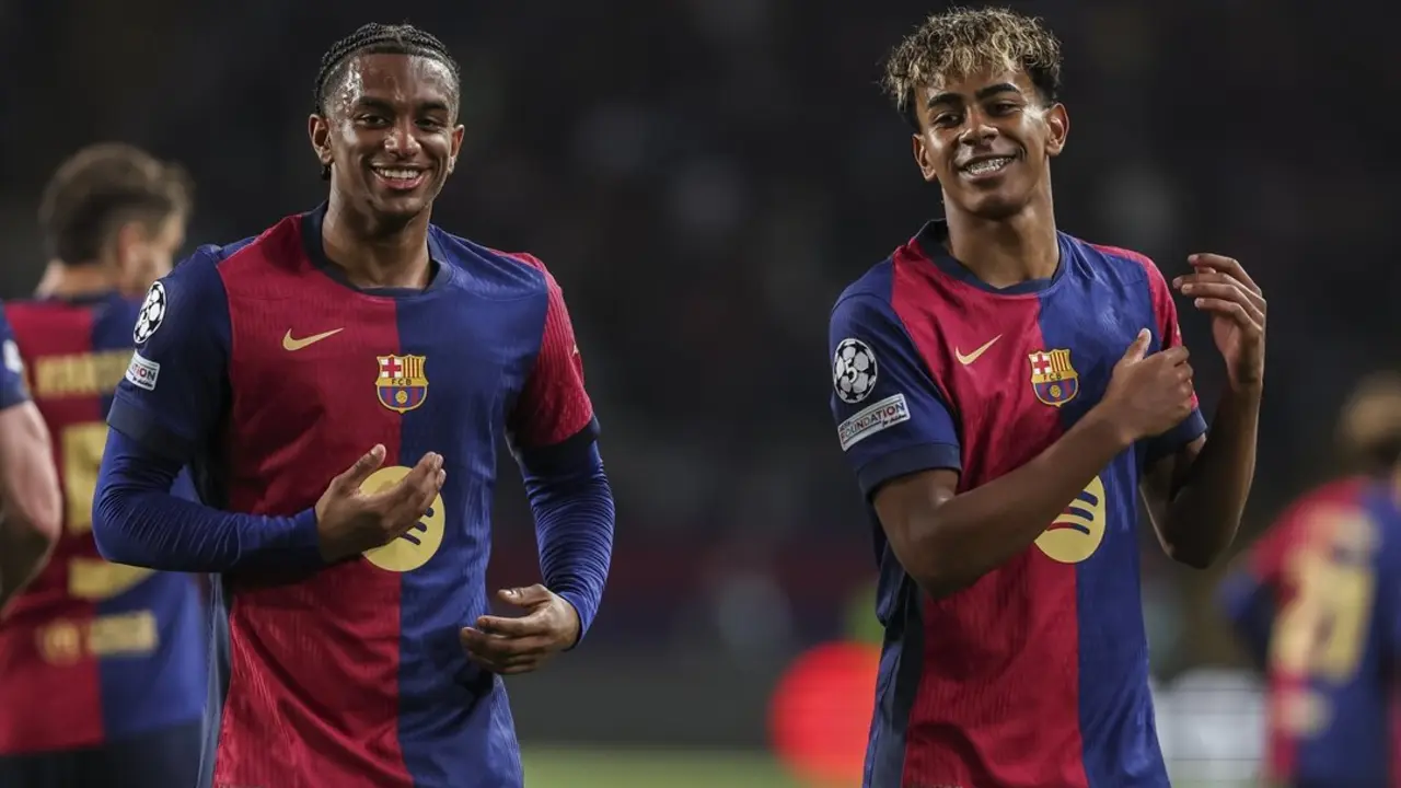 Lamine Yamal, del FC Barcelona, ​​celebra un gol con Alejandro Balde durante el partido de ida de los cuartos de final de la UEFA Champions League 2024/25 entre el FC Barcelona y el Borussia Dortmund, disputado en el Estadio Ol&iacute;mpico Lluis Companys el 9 de abril de 2025 en Barcelona, ​​Espa&ntilde;a.

Fecha: 09/04/2025.

Firma: AFP7 / Europa Press