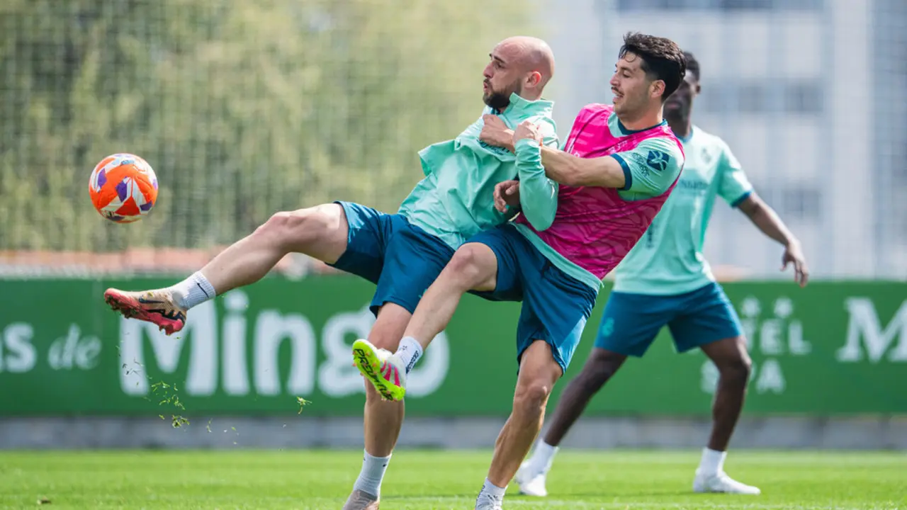 Los jugadores del Racing durante el entrenamiento de ayer en La Albericia. / RRC