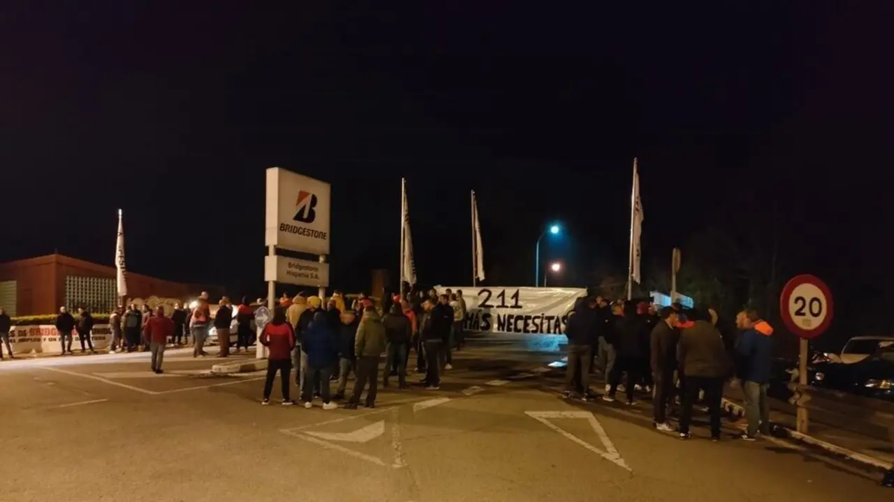 Trabajadores del turno de ma&ntilde;ana paralizan la actividad de la empresa. / UGT