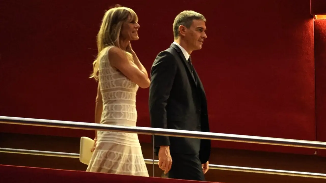 El presidente del Gobierno, Pedro S&aacute;nchez, y su mujer, Bego&ntilde;a G&oacute;mez, a su llegada a la entrega del Premio Donostia. / Ra&uacute;l Terrel