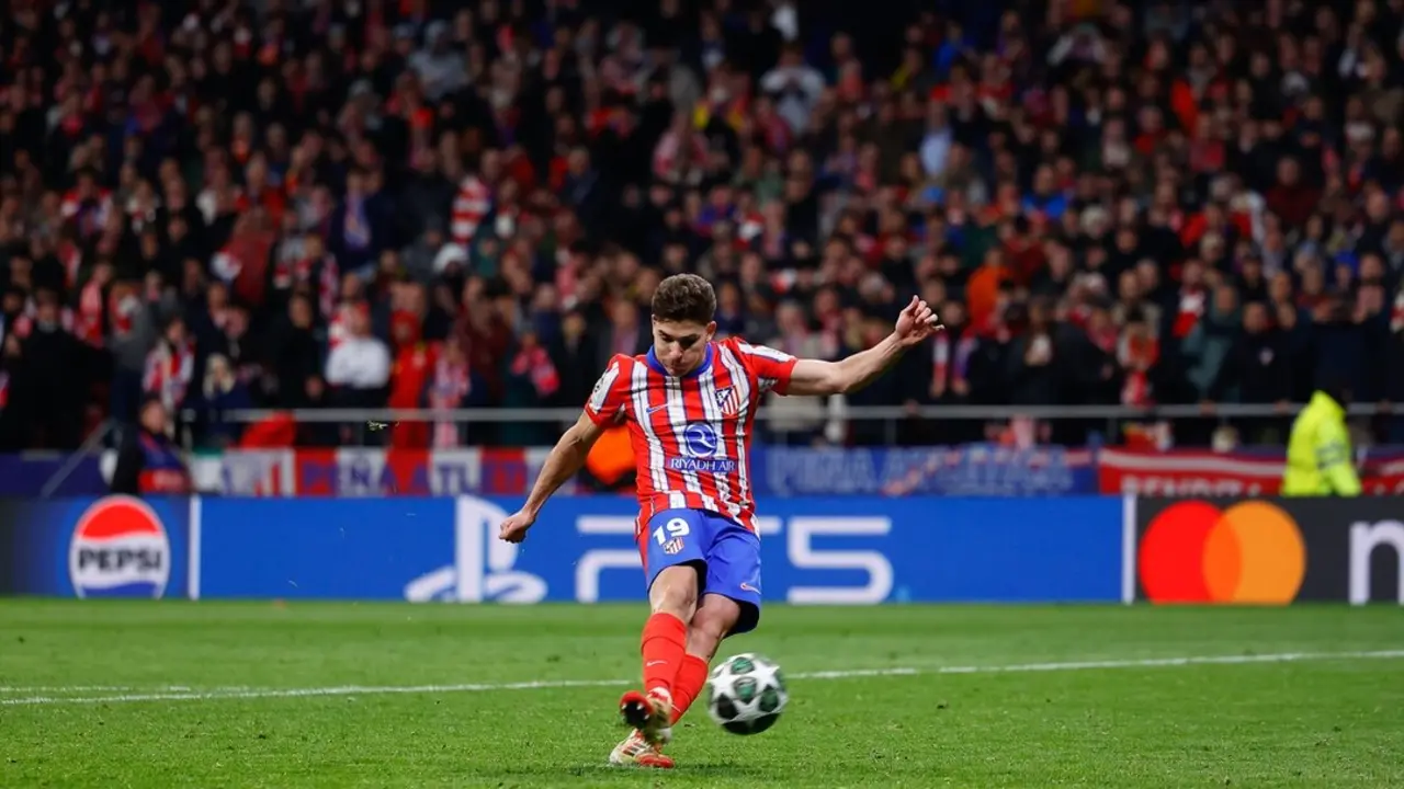 Penalti chutado por Juli&aacute;n &Aacute;lvarez. / EP