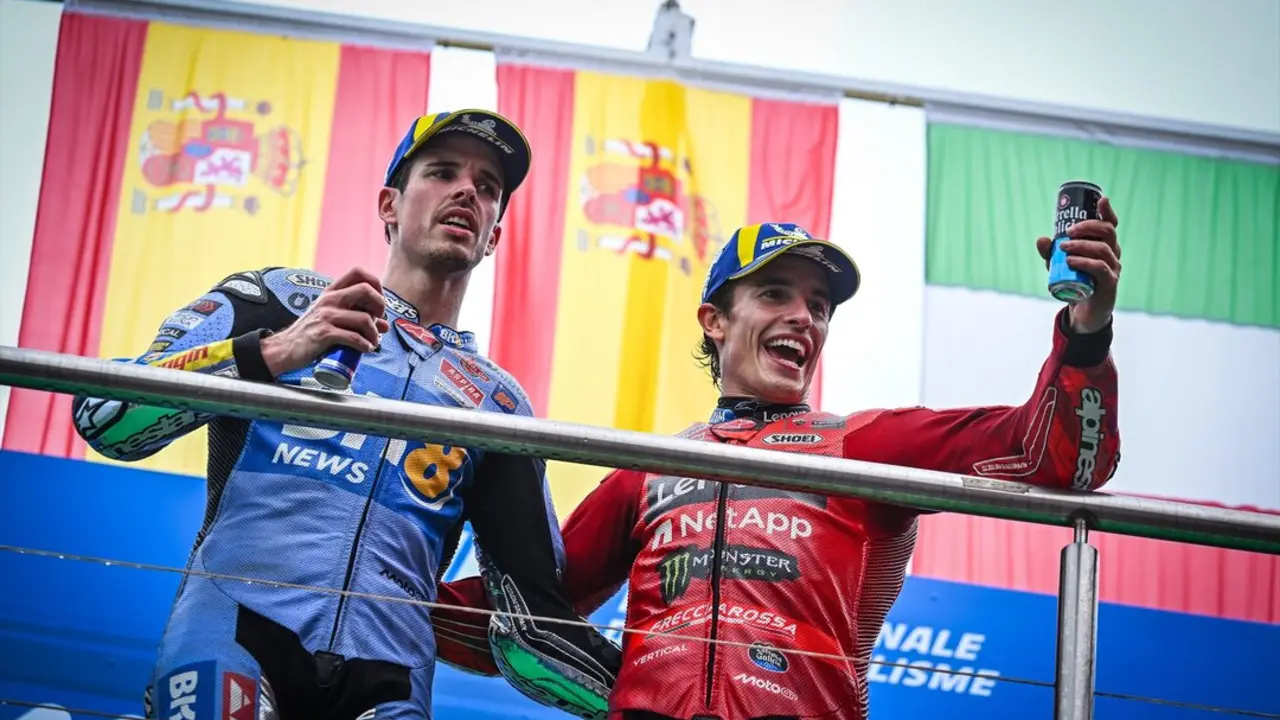 Los hermanos M&aacute;rquez tras una carrera. / EP