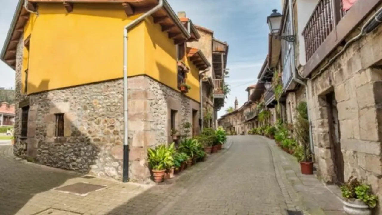 Una de las calles de Cartes. / A.S.