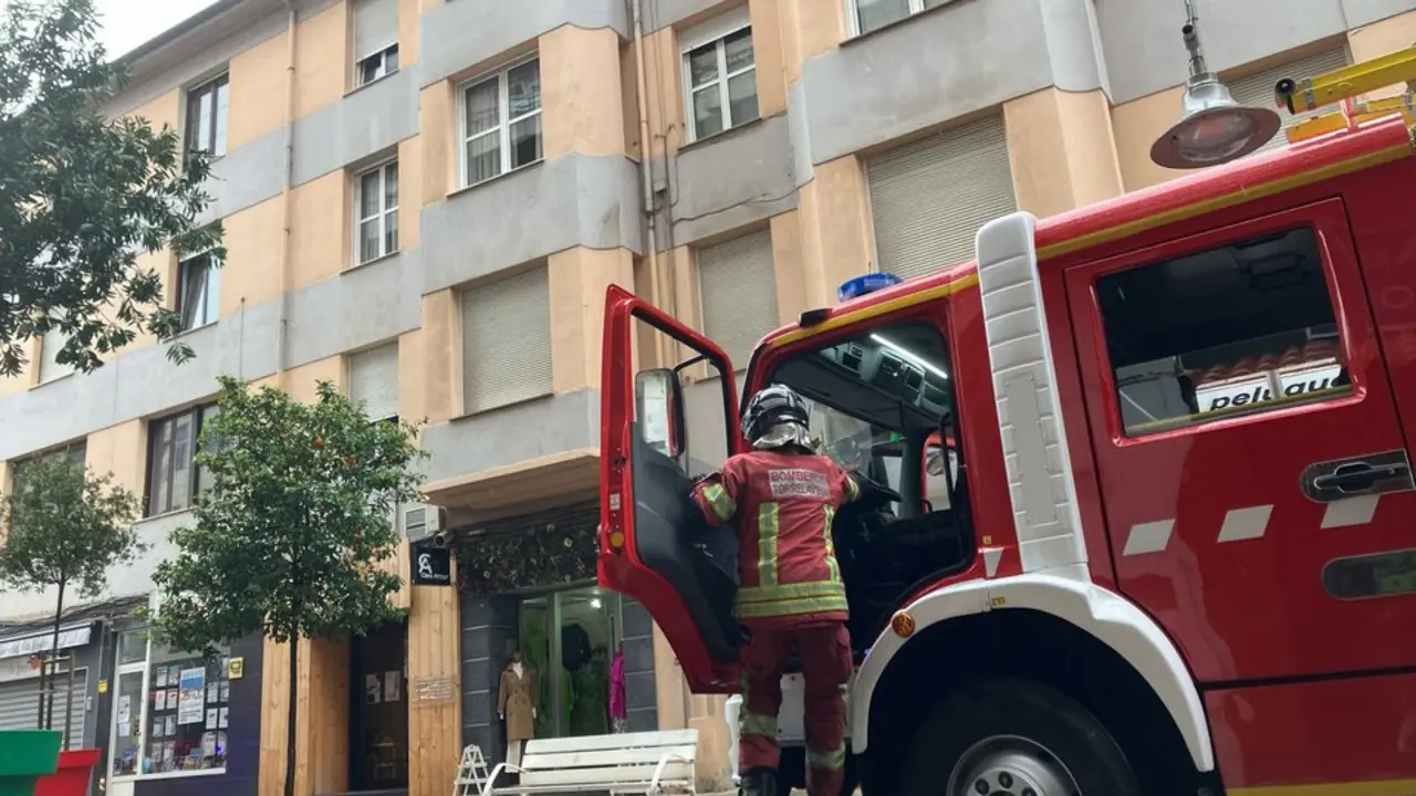 Un bombero durante una salida en la Calle Consolaci&oacute;n. / S.D.