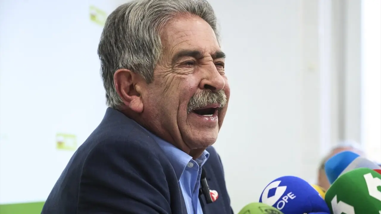 El secretario general del PRC y expresidente de Cantabria, Miguel &Aacute;ngel Revilla, durante una rueda de prensa. / EP