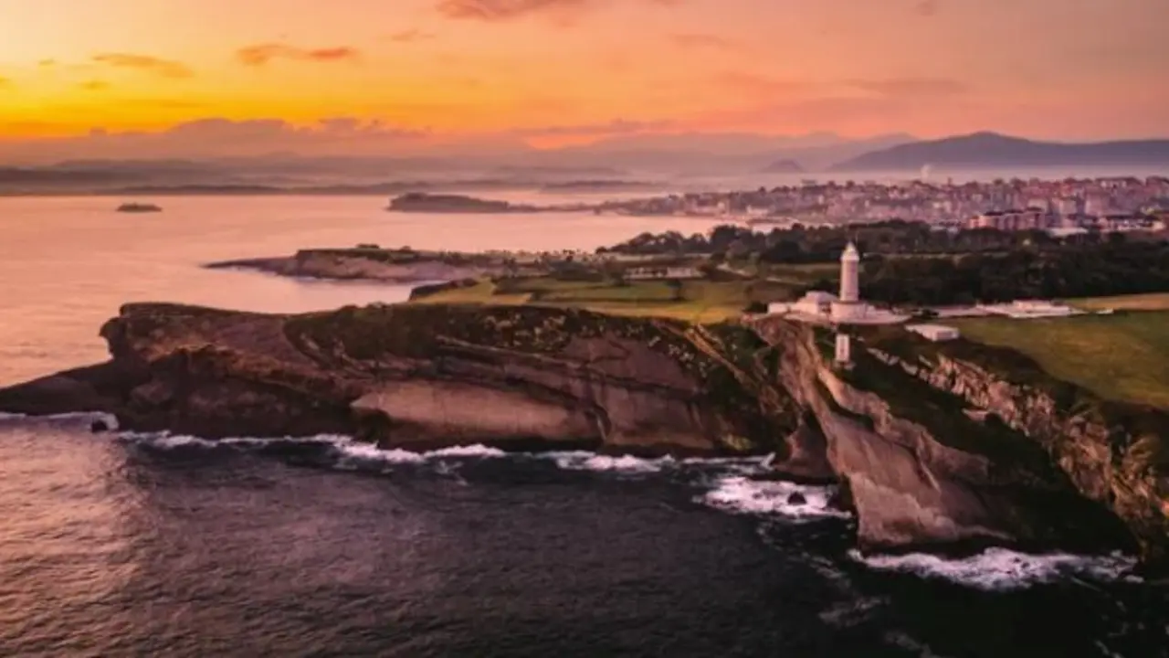 Vista a&eacute;rea de Santander, donde se ve el faro. / A.S.