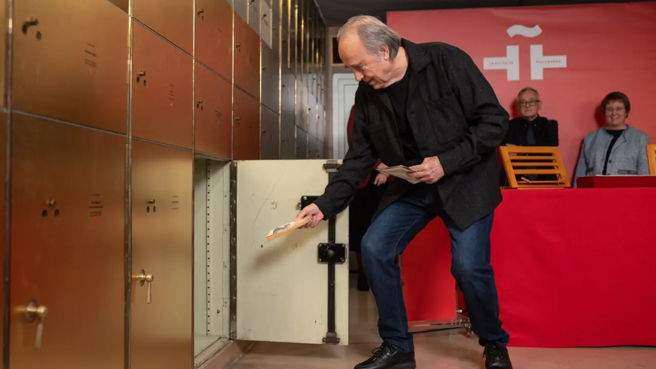 Joan Manuel Serrat ha depositado su legado simb&oacute;lico en la Caja de las Letras del Instituto Cervantes. / EP