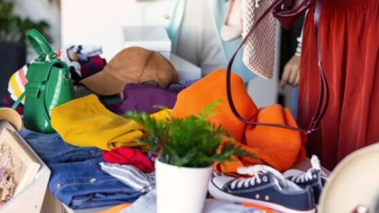 Varias personas compran en un mercadillo. / A.S.P