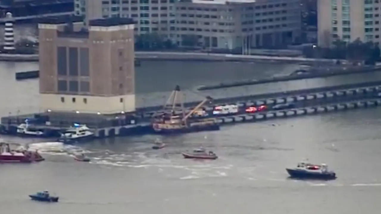 En la imagen, tres embarcaciones de la Guardia Costera &mdash;de las estaciones Kings Point, Nueva York y Sandy Hook&mdash; participan en las labores de rescate.